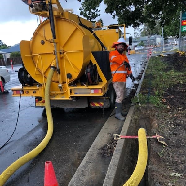 top-vac-digging-square-pimpama